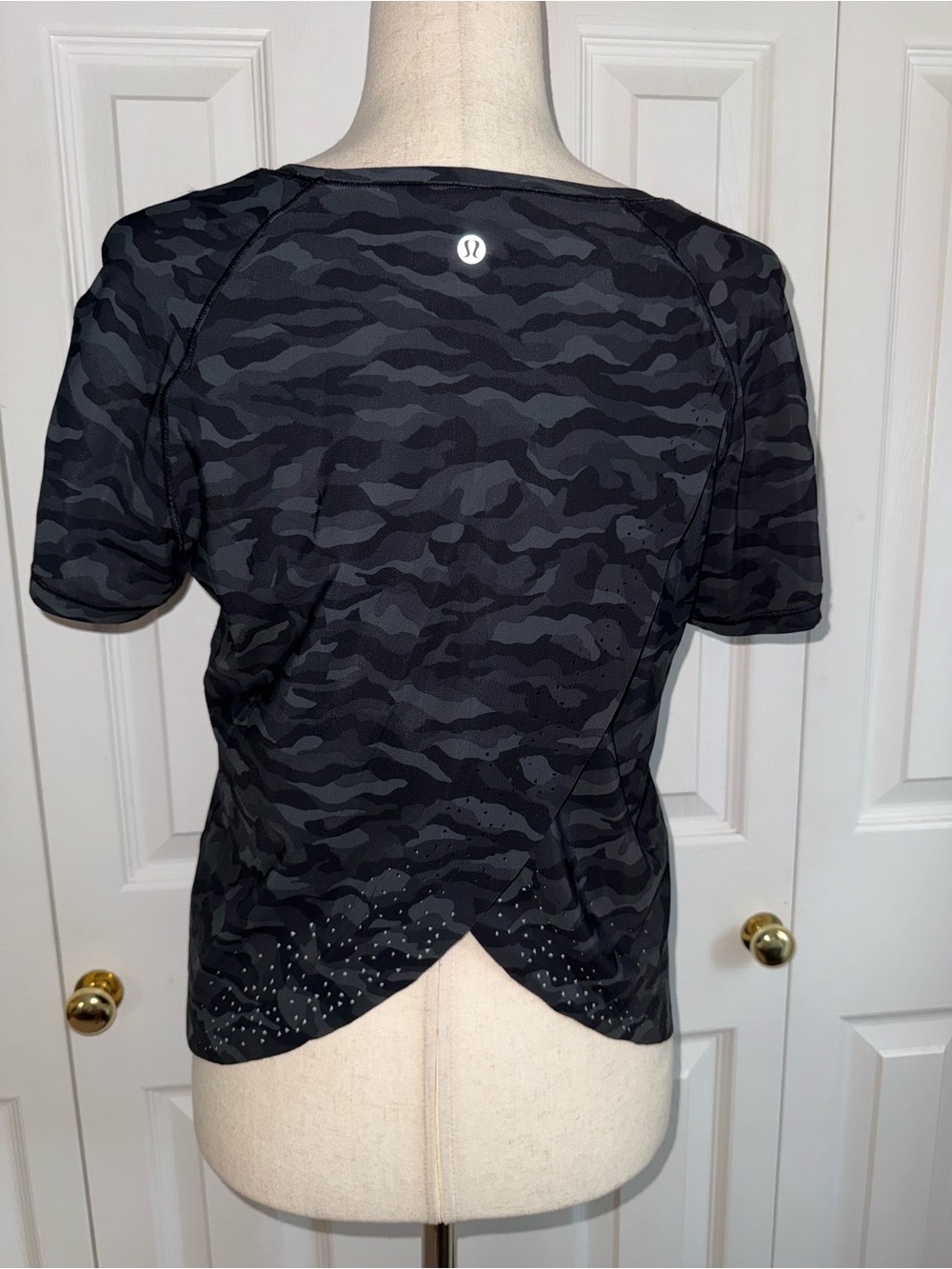 Lululemon sequoia camo quick pace short sleeve shirt size 6